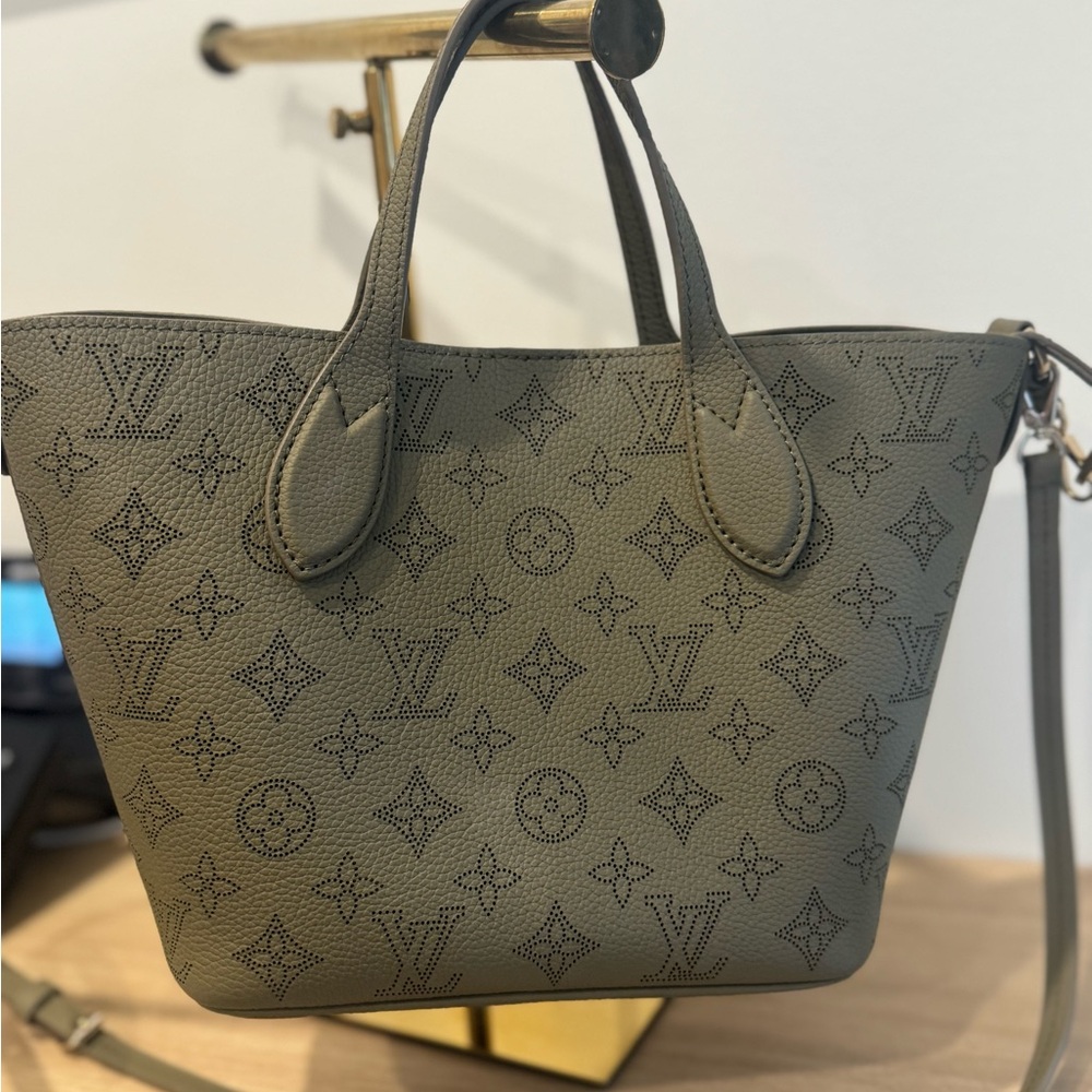 Louis Vuitton 2025 fall olive green mahina two way tote - Picture 7 of 11